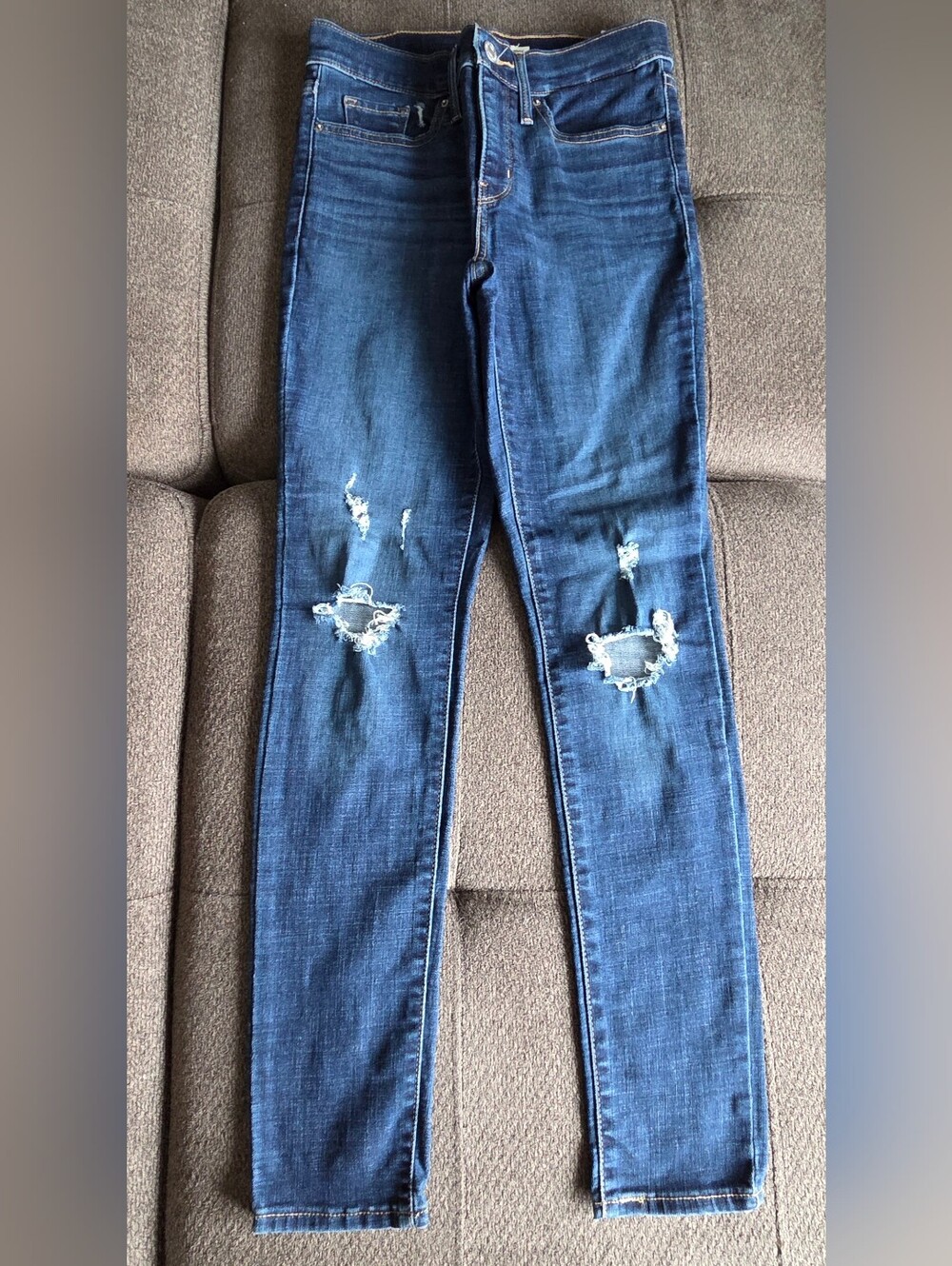Levis Skinnt Jeans In Size 26.